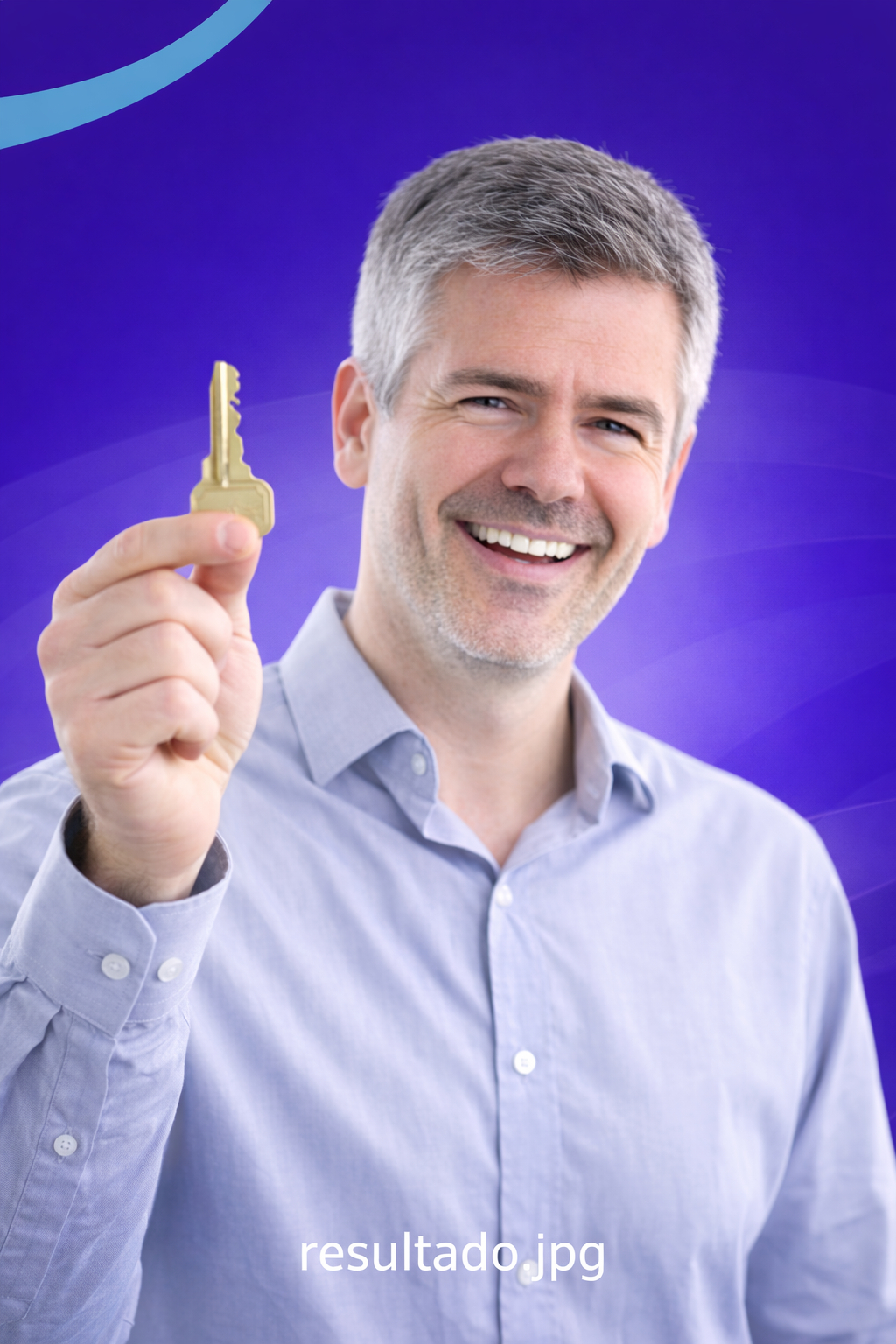 Pessoa feliz com chave na mão após regularização